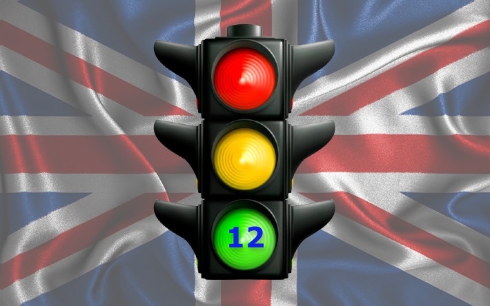 bandera de Gran Bretaña, semáforo y el número 12 en azul en el foco verde