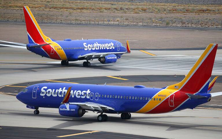dos aviones de Southwest Airlines en la pista