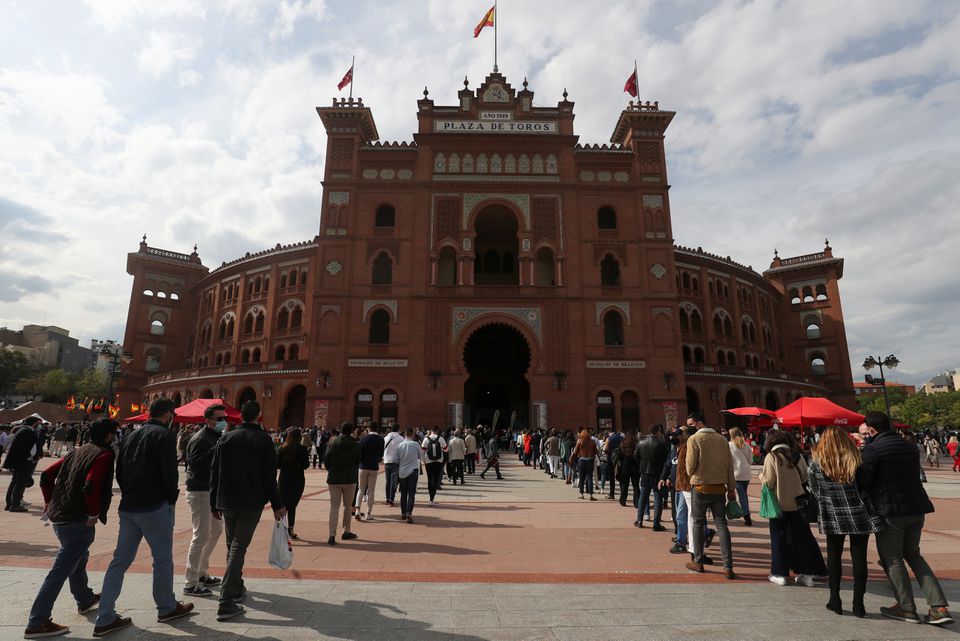 Plaza de Toros de Madrid, personas en fila para entrar