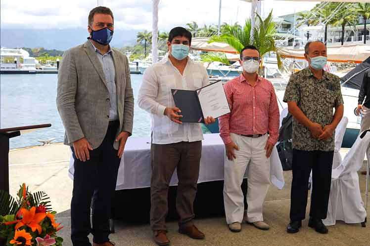 presidente de Costa Rica y ministro de Turismo en la firma de la Ley