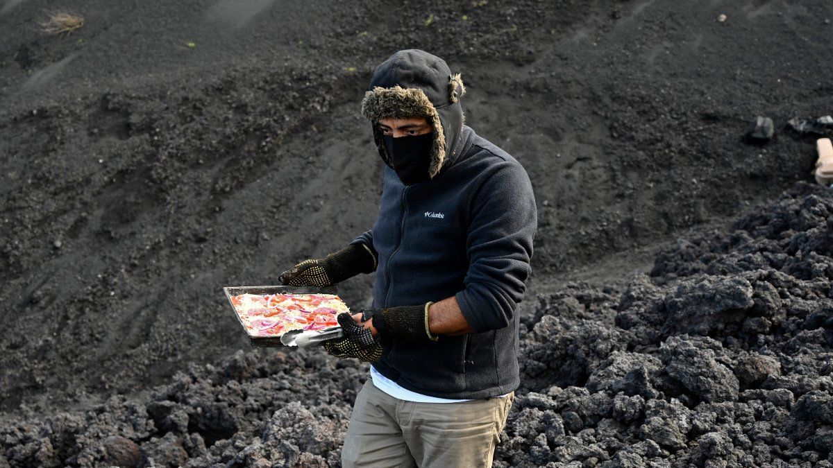 David  García colocando una pizza en la lava del volcán Pacaya en Guatemala