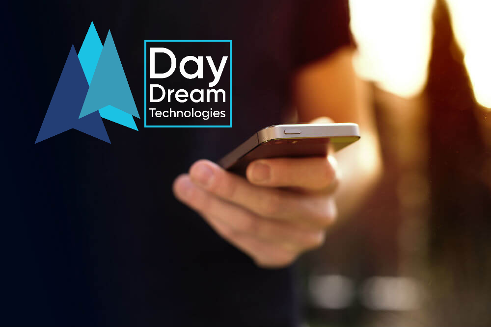 hombre sostiene un smartphone y el logo de Dat Dream Technologies