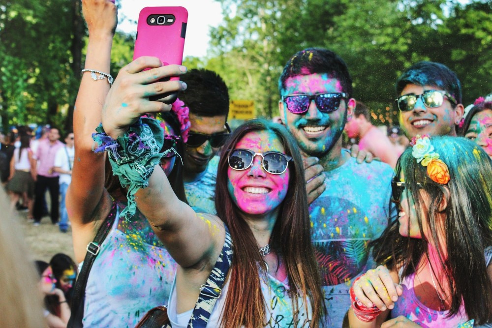 personas con pintura haciendo un selfie Argentina