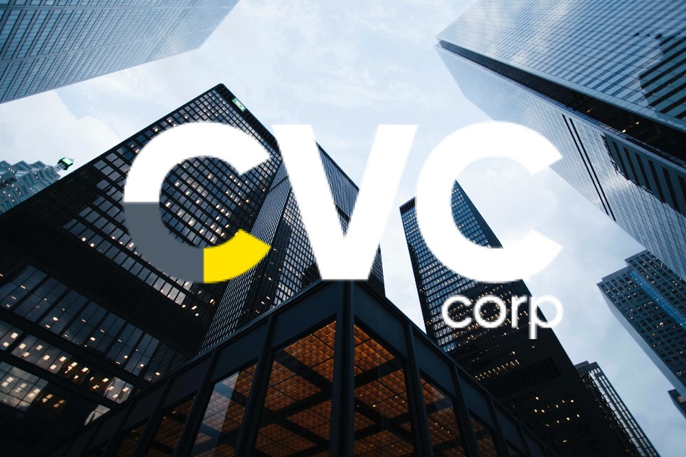 CVC Corp logo sobre unos rascacielos