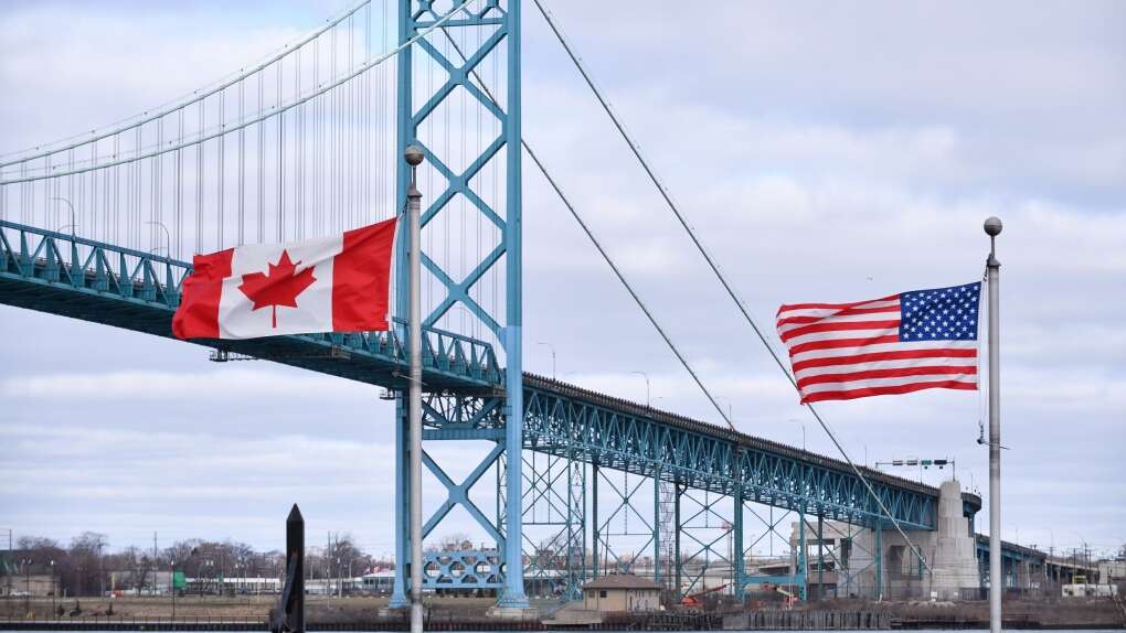 banderas de Canadá y EE.UU. sobre un puente en la frontera