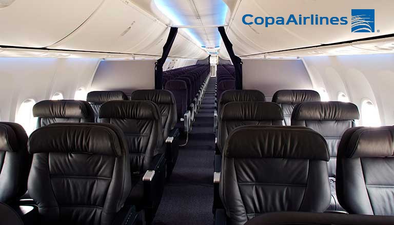 asientos en el interior de un avión de Copa Airlines, logo de Copa
