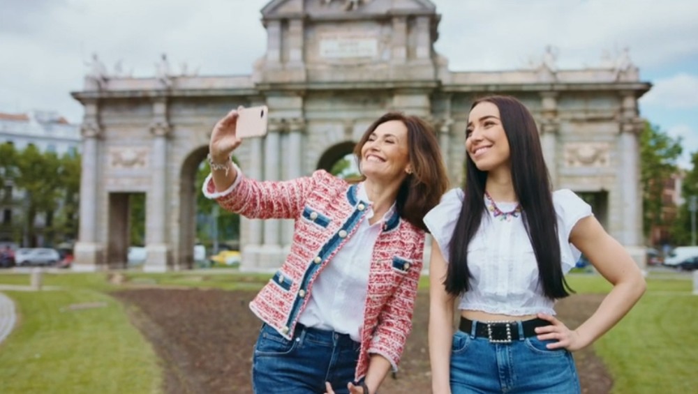 dos mujeres se hacen un selfie frente a la Puerta de Alcalá en Madrid
