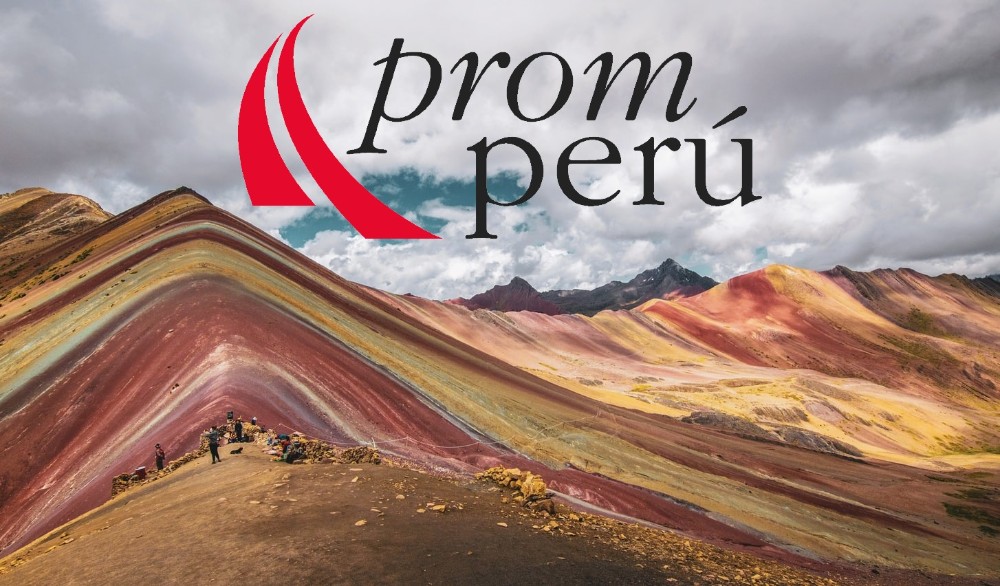 montañas del Cusco, Perú y logo de Promperú