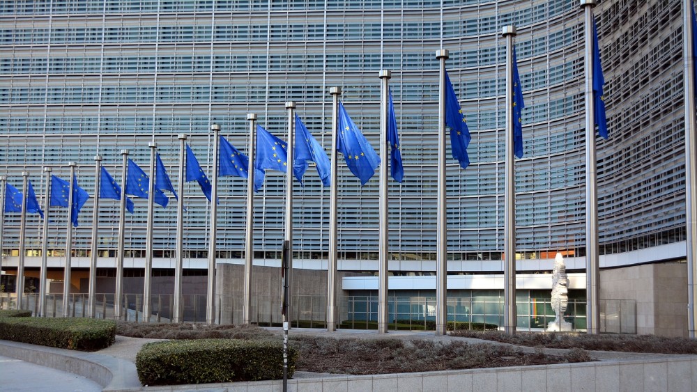 banderas de la Unión Europea frente a la sede en Bruselas