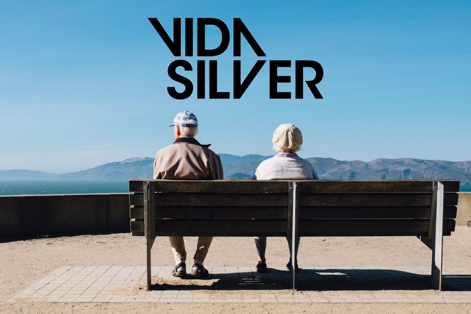 pareja senior sentada de espaldas en un banco y el logo de Vida Silver encima