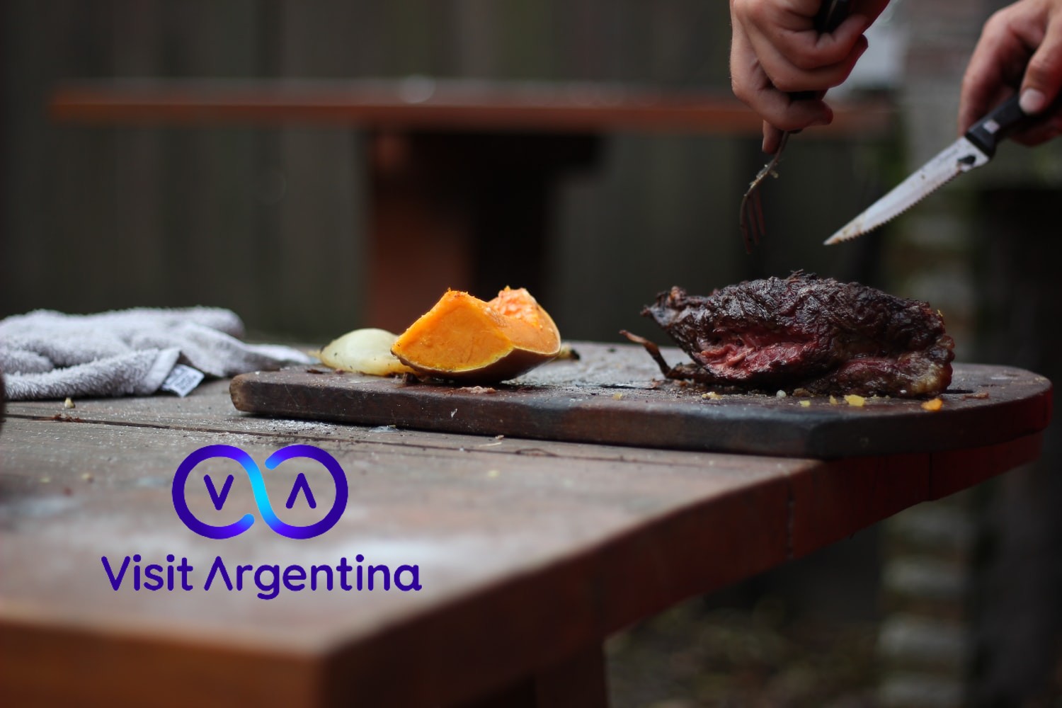 Morfar, y logo de Visit Argentina