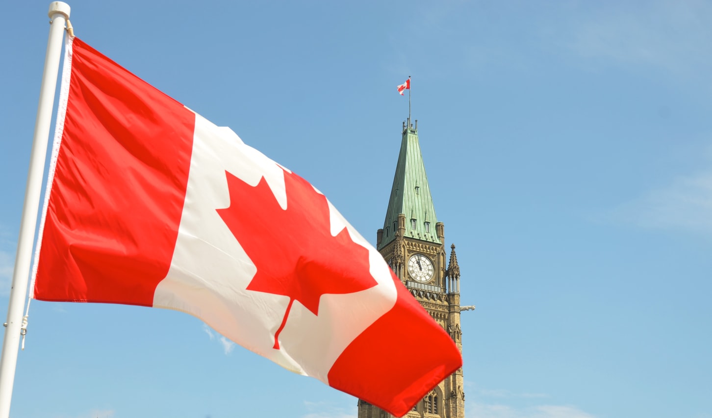 bandera canadiense ondeando