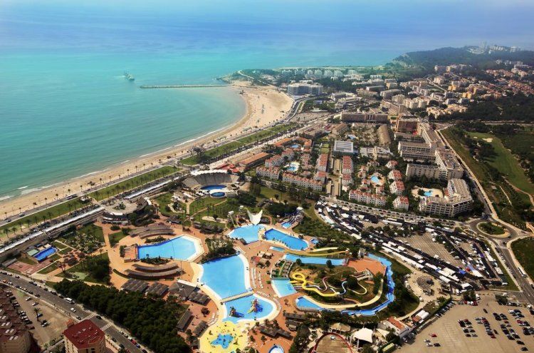 vista aérea de una zona de playa en España, vacaciones verano