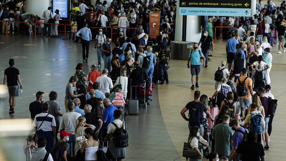 turistas británicos intentando salir de Portugal en un aeropuerto