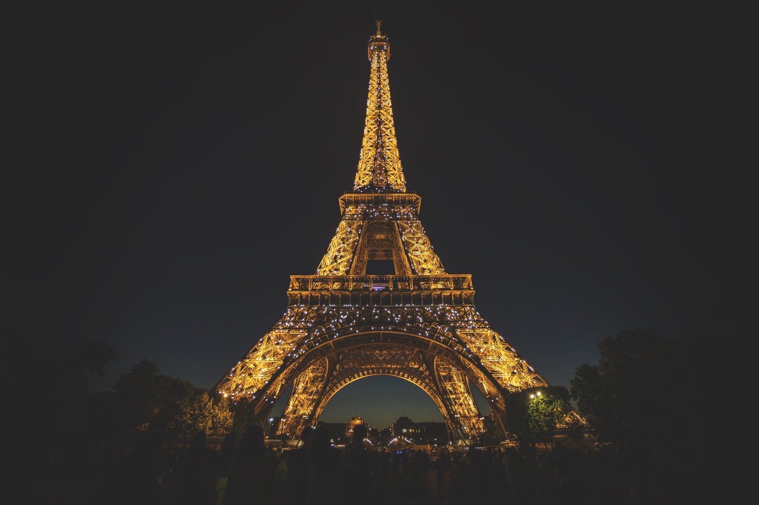 Torre Eiffel de noche, iluminada, París, Francia