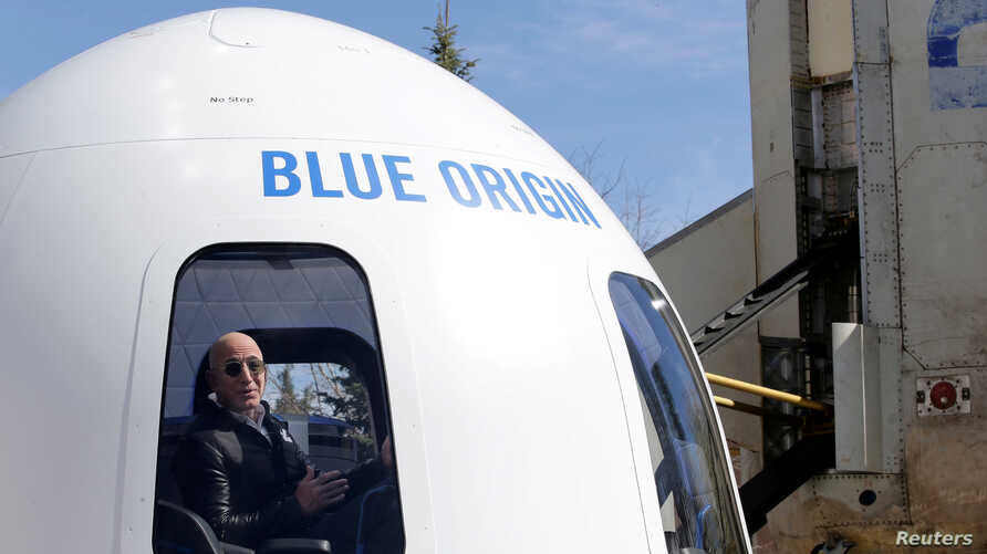Jeff Bezos de Amazon dentro de una cápsula de Blue Origin