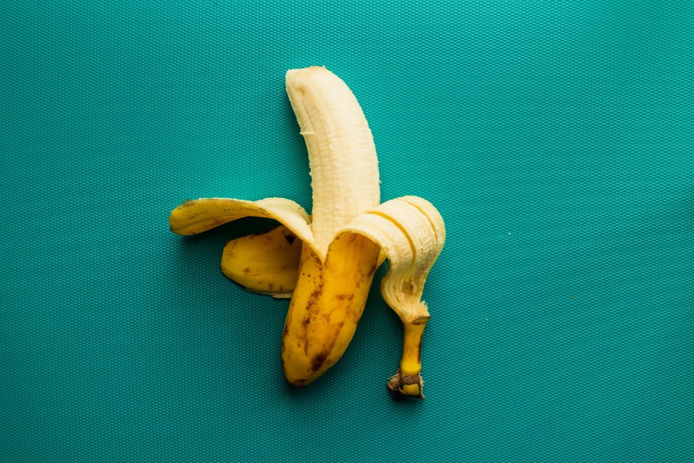 plátano fruta pelado