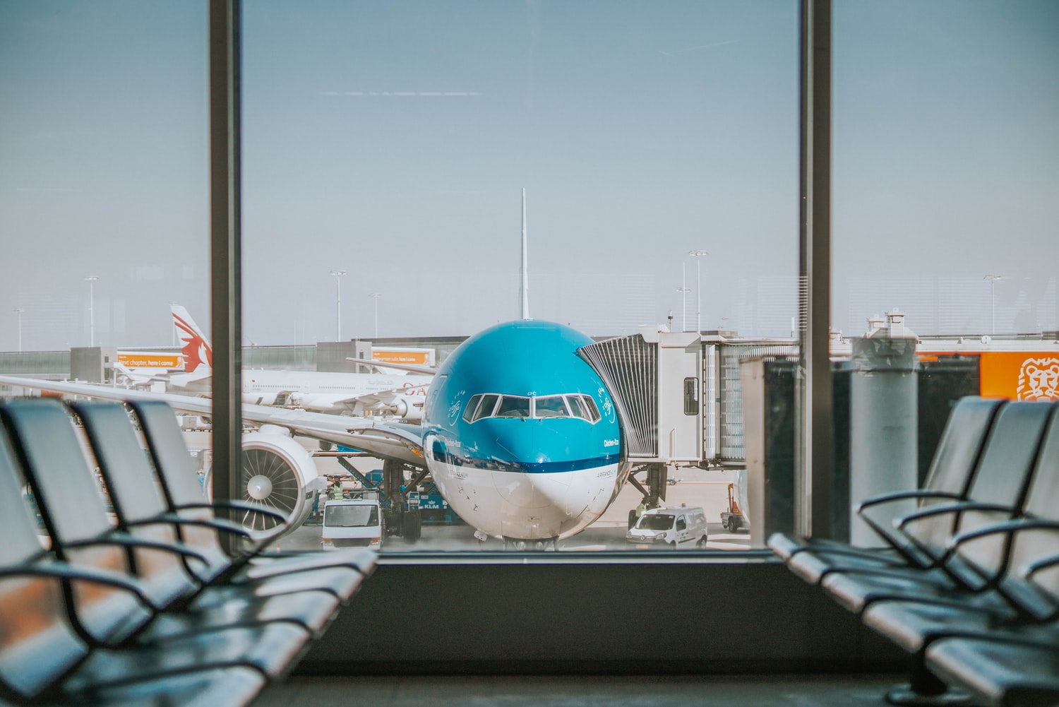 avión de KLM visto desde los cristales de un aeropuerto