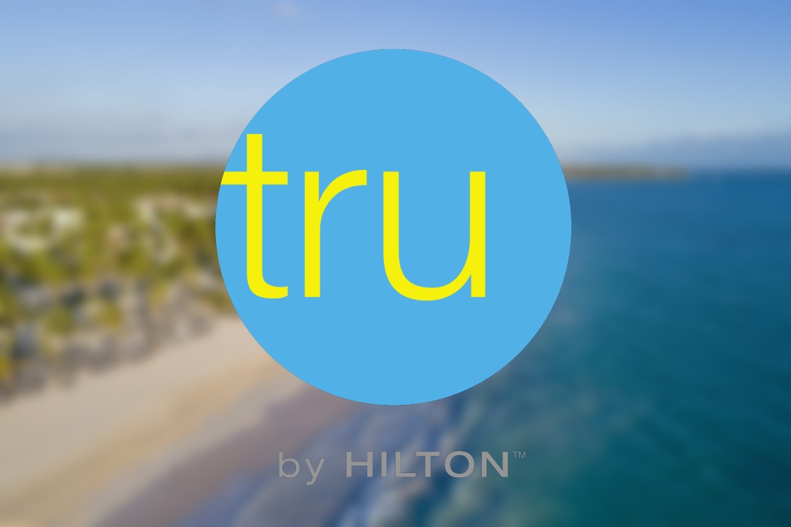 Tru by Hilton logo sobre imagen borrosa de Punta Cana