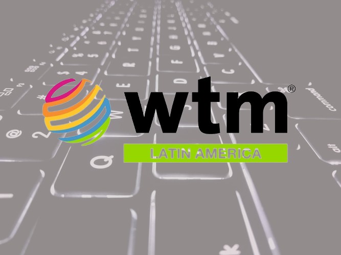 WTM Latin America logo sobre teclado