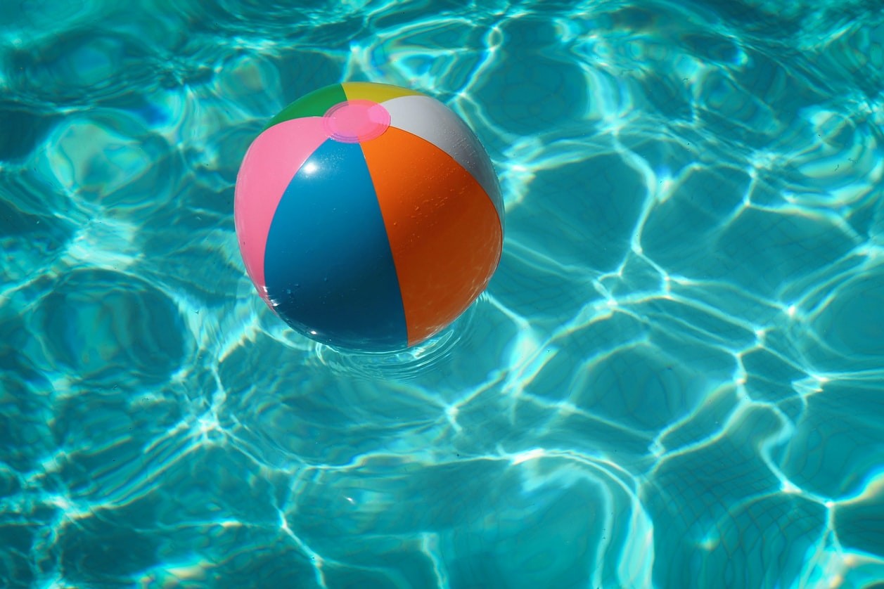 turismo europa, pelota flotando en una piscina