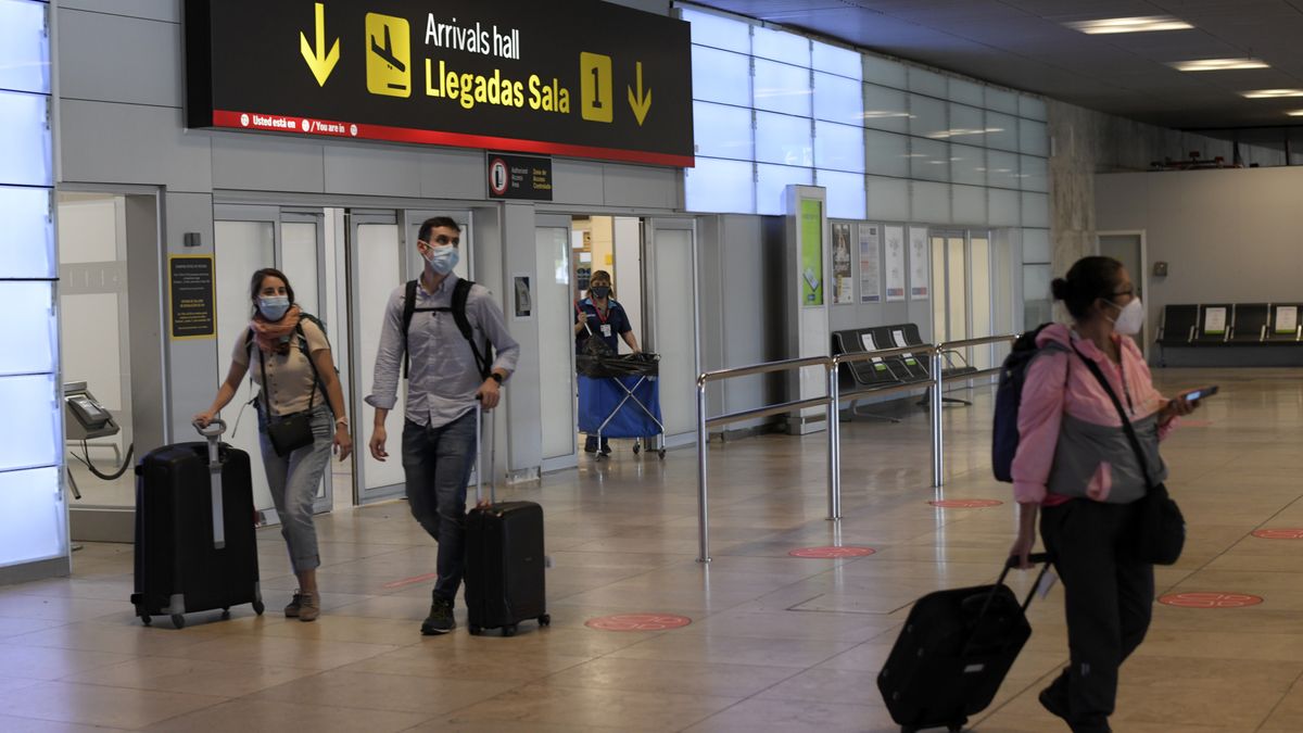 Personas arribando al aeropuerto de Barajas. Foto: EFE 