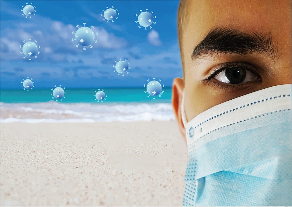 persona con mascarilla, detrás la playa y símbolo de coronavirus