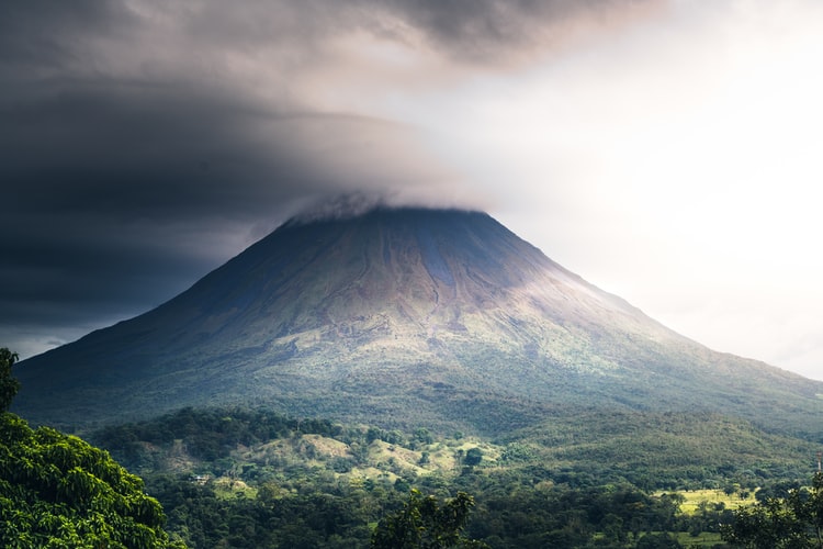 Costa Rica, volcán con nubes encima