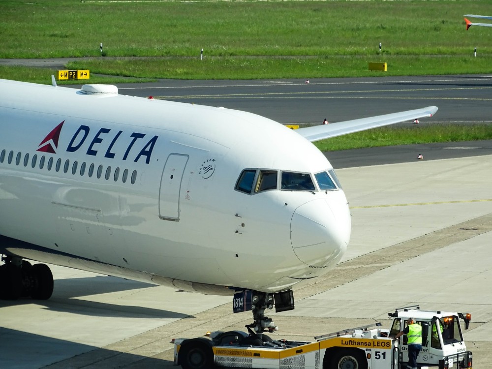 avión de Delta en la pista