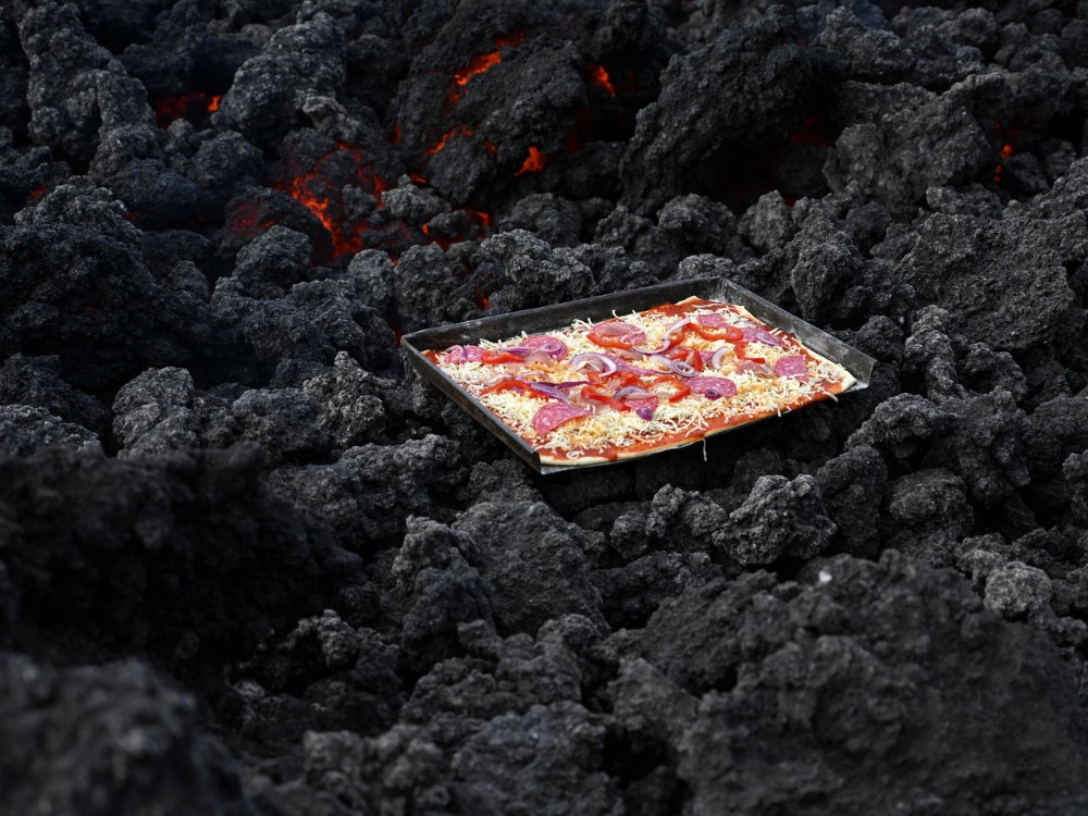 hornear una pizza en la lava que corre del volcán Pacaya en Guatemala.