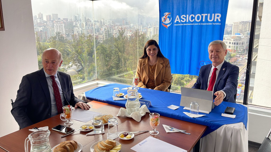 Viceministra de Ecuador y delegación de ASICOTUR