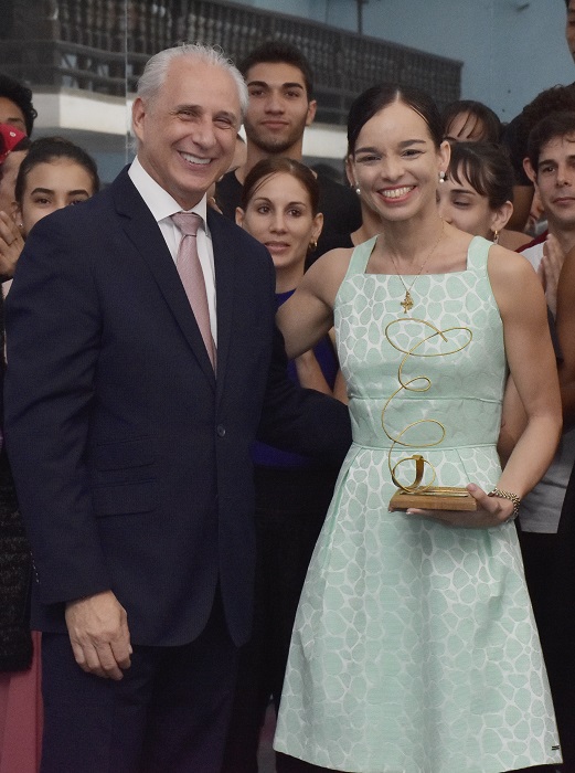 Viengsay Valdés recibe el Premio Excelencias en la sede del Ballet Nacional de Cuba, de manos de José Carlos de Santiago