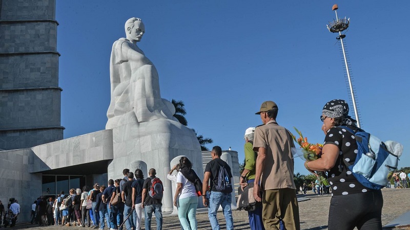 Cubanos rinden homenaje a Fidel en la Plaza de la Revolución