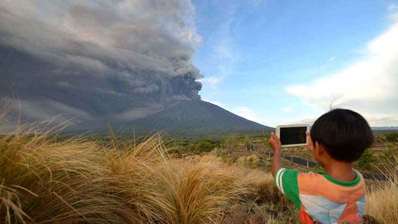 Vuelos cancelados tras erupción de volcán