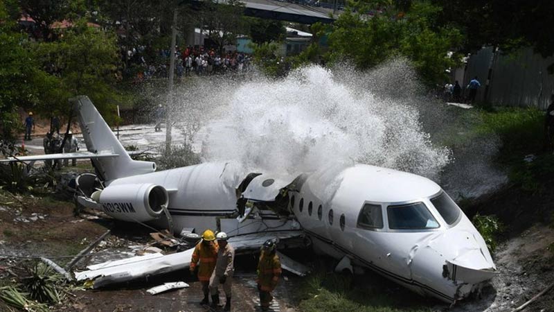 Un avión se parte al aterrizar sobreviviendo sus pasajeros en Honduras