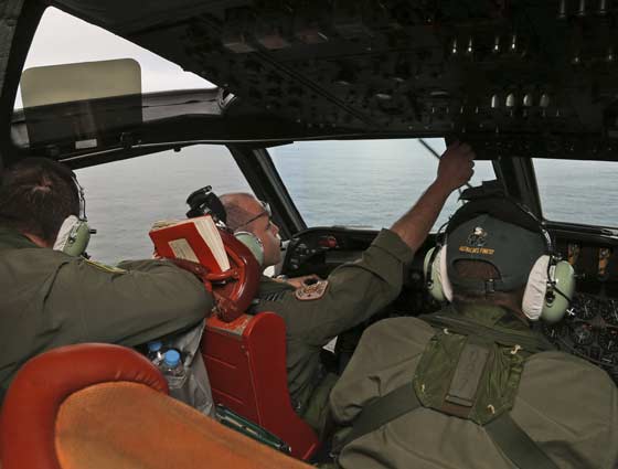Nuevas imágenes sobre presuntos restos de avión malasio en el océano