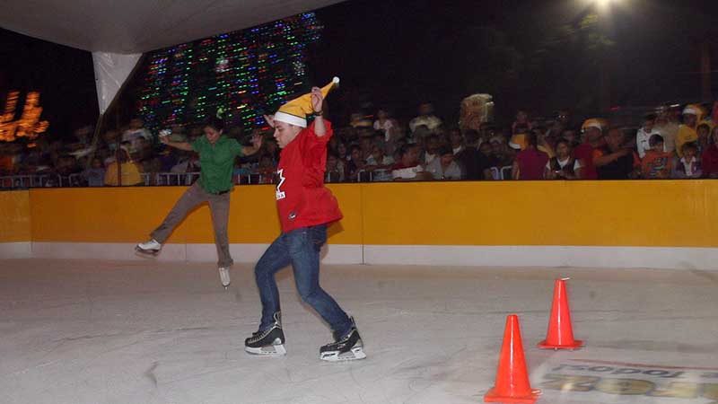 Ahora es posible patinar sobre hielo... en Cancún
