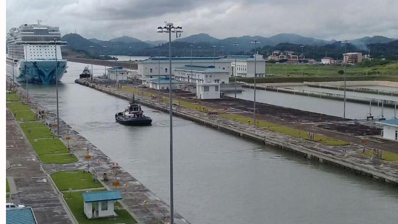 Mayor crucero del mundo realiza histórica travesía por Canal de Panamá