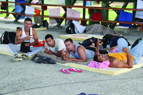 Presidente panameño ordena el traslado de emigrantes cubanos a hoteles