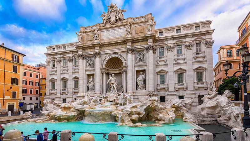 Roma no quiere que los turistas se detengan ante la Fontana de Trevi