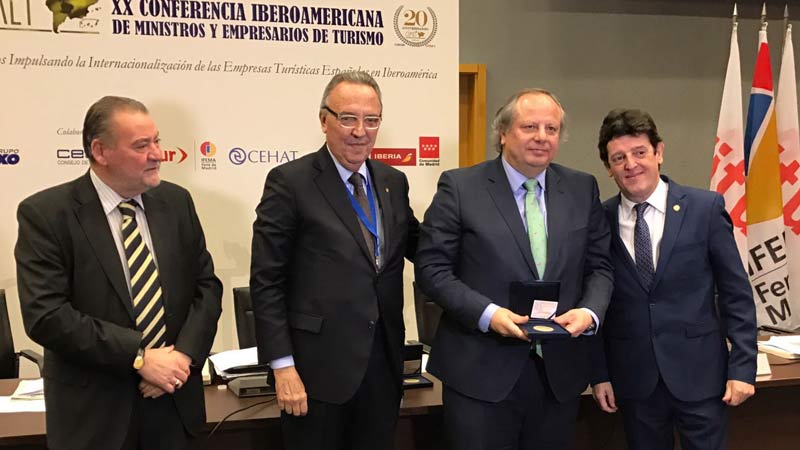 Miguel Mirones recibe la Medalla Conmemorativa del XX Aniversario de CIMET
