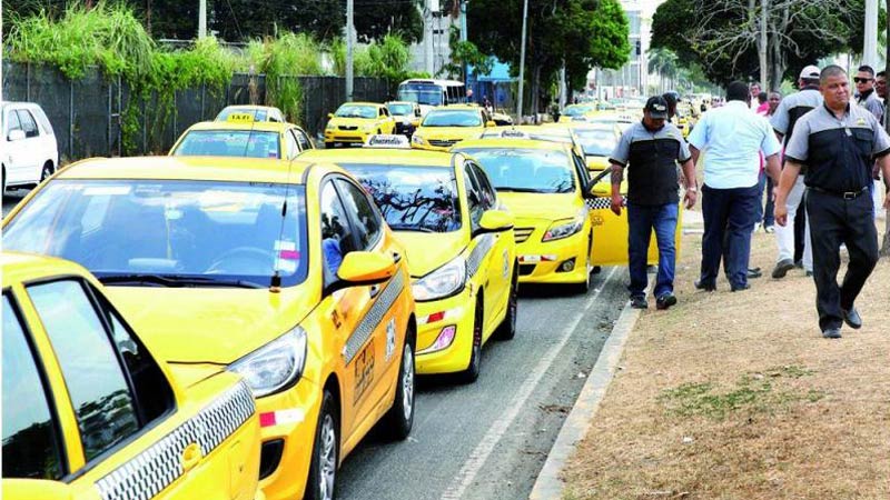 Taxistas panameños protestan contra Uber