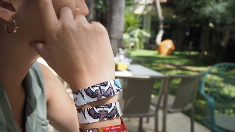 Las nuevas pulseras de Meliá que conectan con las tecnologías del hotel
