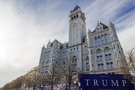 Trump hace una tregua en su campaña para promover su nuevo hotel en Washington